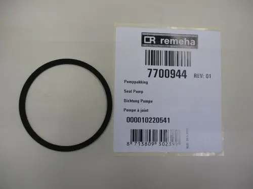 Schwarze Dichtung von Remeha in runder Form, separat liegend, mit einem beigefügten Aufkleber, der Artikelnummer und Produktbezeichnung enthält.